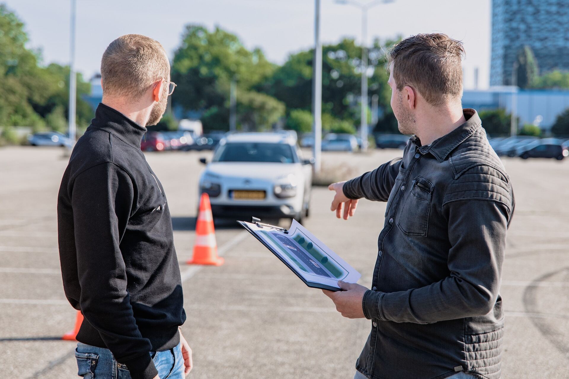 rijinstructeur geeft aanwijzingen aan leerling