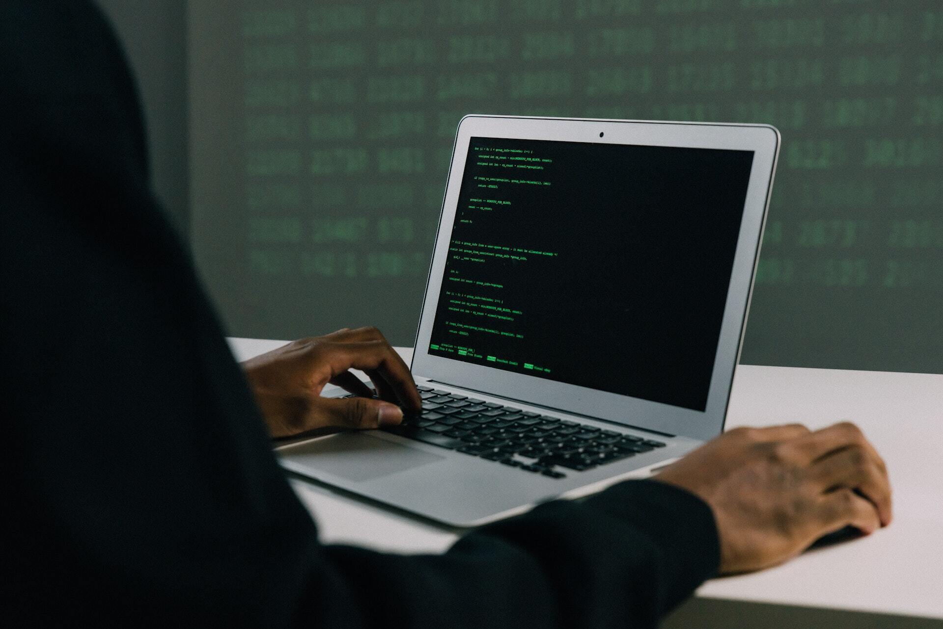 Een hacker aan het werk