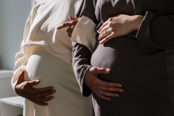 Twee zwangere vrouwen